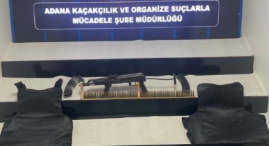 Polis evde uzun namlulu silah ve çelik yelek ele geçirdi