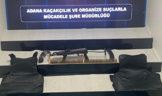 Polis evde uzun namlulu silah ve çelik yelek ele geçirdi