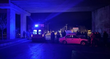 Refüje çarpan otomobil takla attı: 2 yaralı