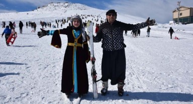 Şanlıurfa'da şalvarlı ve fistanlı kayakçılar pistlere renk kattı