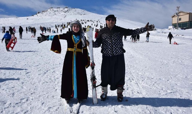 Şanlıurfa'da şalvarlı ve fistanlı kayakçılar pistlere renk kattı