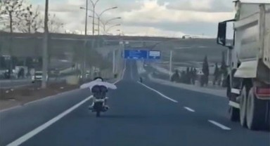 Şanlıurfa’da tehlikeli sürüş! Yüzüstü uzanarak sürmeye başladı