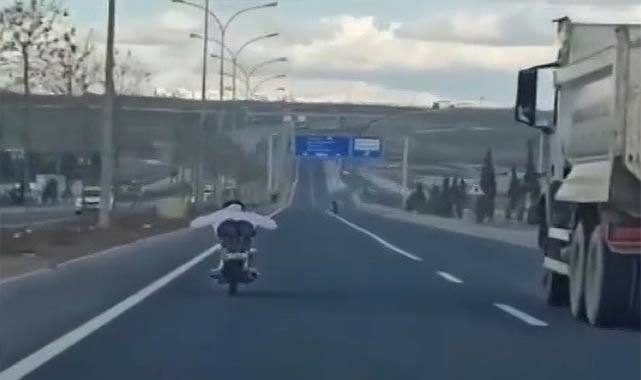 Şanlıurfa’da tehlikeli sürüş! Yüzüstü uzanarak sürmeye başladı