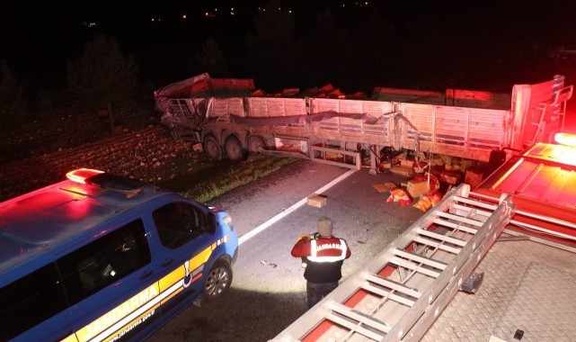 Şanlıurfa'da tırlar kafa kafaya çarpıştı: 2 ölü