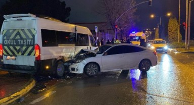 Servis minibüsü otomobille çarpıştı: 4 yaralı