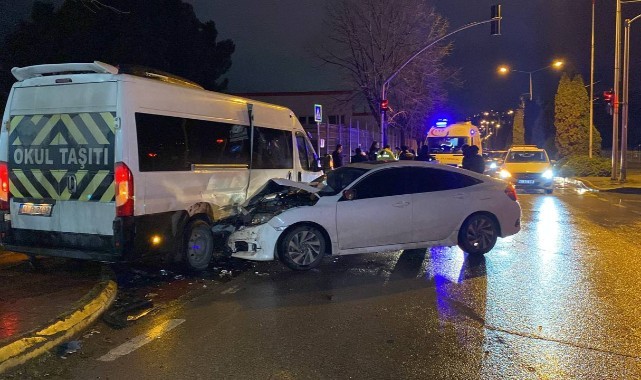 Servis minibüsü otomobille çarpıştı: 4 yaralı