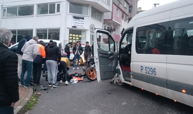 Servis minibüsüyle motosiklet kafa kafaya çarpıştı: 1 yaralı