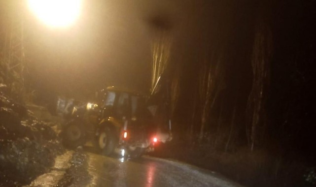Şiddetli yağış toprak kaymasına neden oldu
