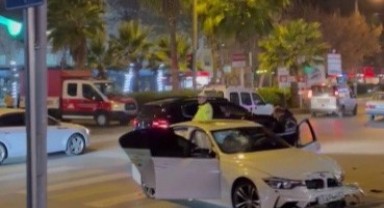 Silahlı saldırıya uğrayan sürücü aracıyla refüje çarptı