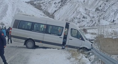 Sivas’ta minibüs ile otomobilin çarpıştı: 26 yaralı