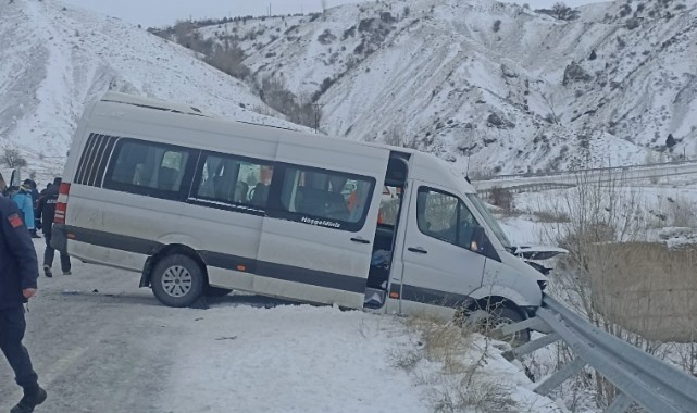 Sivas’ta minibüs ile otomobilin çarpıştı: 26 yaralı
