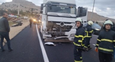 Tır ile otomobil çarpıştı: 1 ölü, 3 yaralı