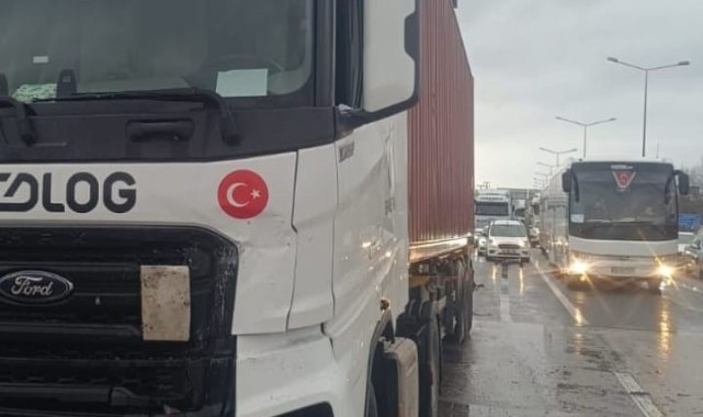 Tır, kırmızı ışıkta bekleyen araca çarptı: 3 yaralı