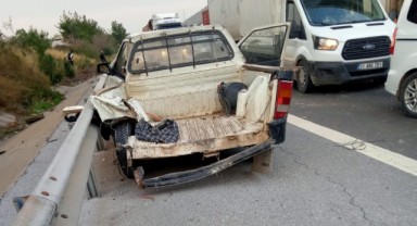 Tırla çarpışan pikabın kasasından yola savruldular