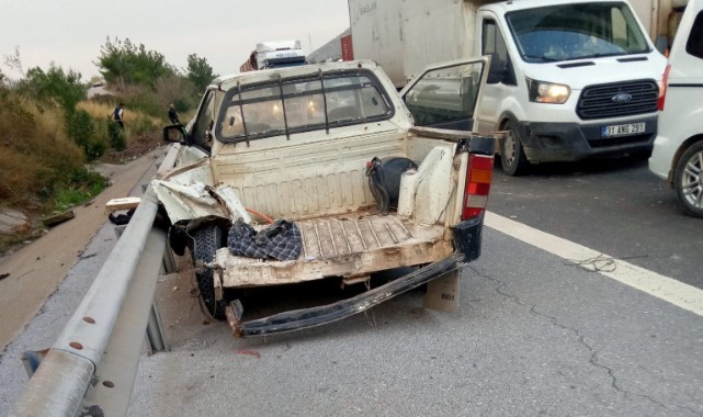 Tırla çarpışan pikabın kasasından yola savruldular
