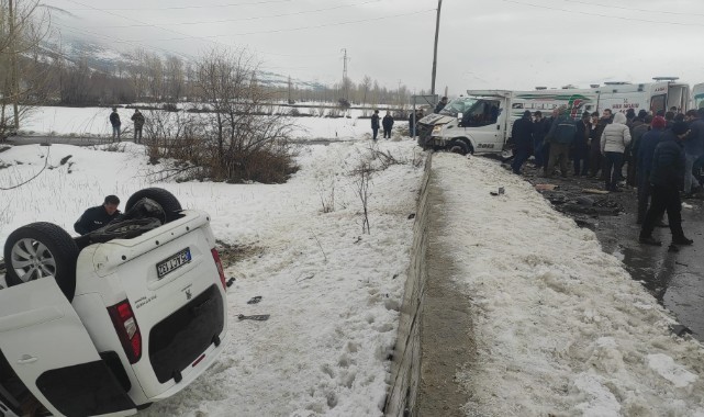 Van'da iki kamyonet çarpıştı: 7 yaralı