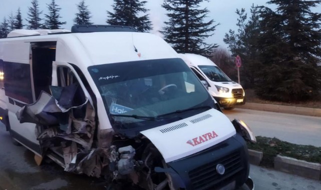 Viraja hızlı giren işçi servisi ağaca çarptı: 12 yaralı