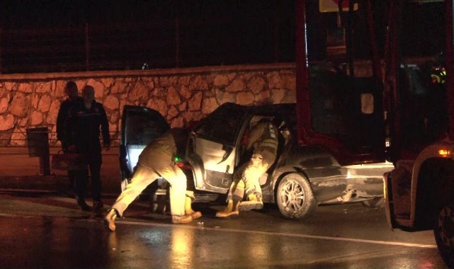 Virajı alamayan araç bariyerlere çarptı: 2'si ağır 4 yaralı