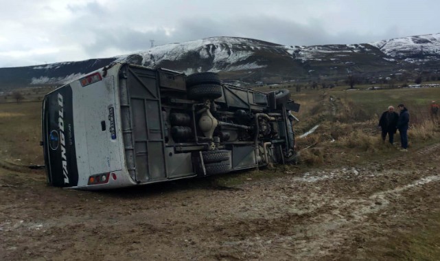 Yolcu midibüsü şarampole devrildi: 20 yaralı