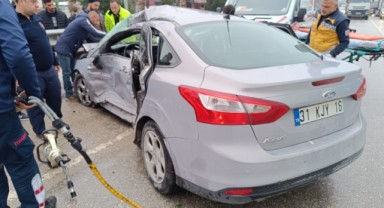 Yolcu otobüsü ile otomobilin çarpıştı: 2 yaralı