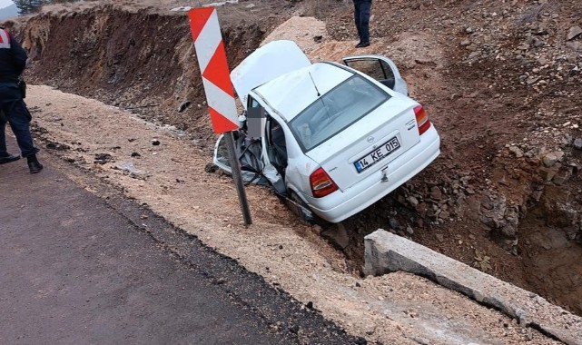 Yoldan çıkan otomobil hurdaya döndü: 1 ölü, 3 yaralı