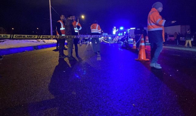 Yolun karşısına geçmeye çalışan yayaya iki otomobil çarptı