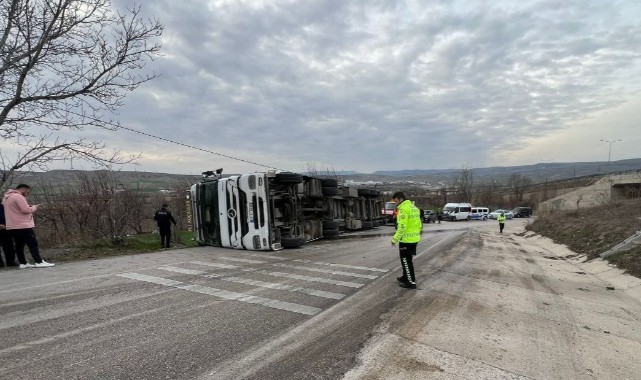 Amasya’da tır yan yatarak devrildi