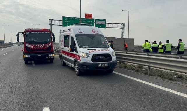 Bariyerlere çarpan tır karşı şeritte devrildi: 1 ağır yaralı