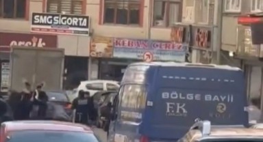 Cadde ortasında taşlı sopalı kavga: 1 yaralı