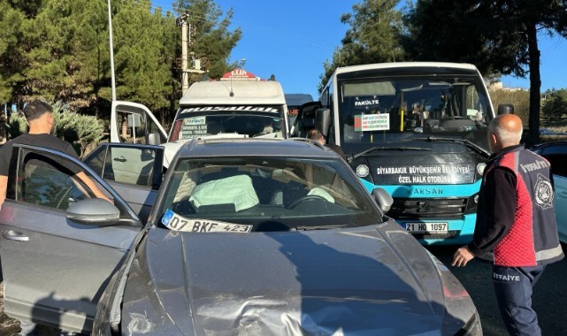 Çok sayıda aracın karıştığı zincirleme kaza: 12 yaralı