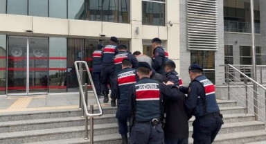 Çok sayıda kaçak göçmen yakalandı: 5 gözaltı