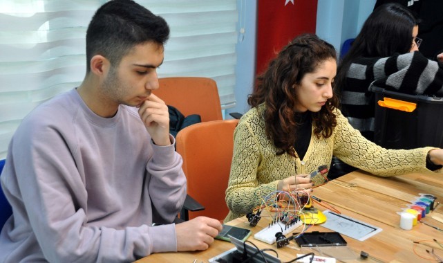 DENEYAP Teknoloji Atölyesi ile Şanlıurfa'da öğrenciler teknoloji öğreniyor