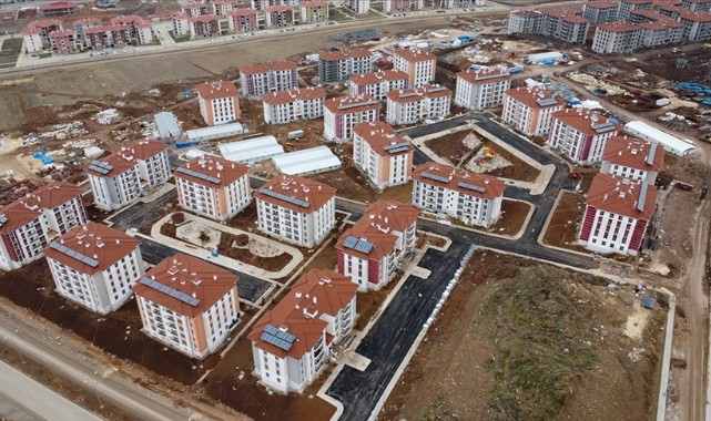 Deprem konutları hak sahiplerine teslim ediliyor