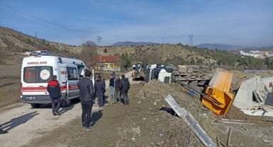 Devrilen hafriyat kamyonu sürücüsü yaralandı