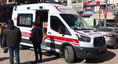Elazığ'da otomobil duvara çarptı: 2 yaralı