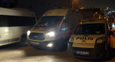 Erkek arkadaşına kızdı, kazara kendini bıçakladı