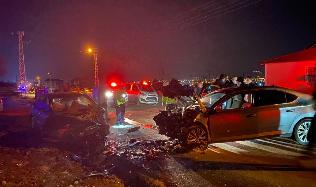 Erzincan’da iki otomobil çarpıştı: 1’i ağır 3 yaralı