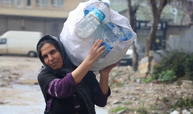 Fedakar anne, evlatlarını atık malzeme toplayarak okutuyor