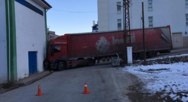 Freni patlayan tır trafo duvarına çarptı