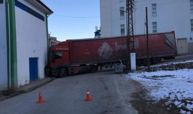 Freni patlayan tır trafo duvarına çarptı