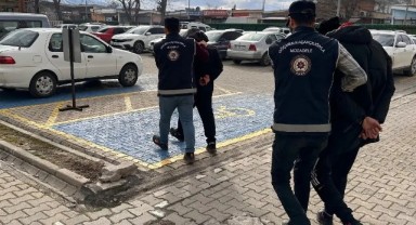 Göçmen kaçakçılığı suçundan 2 kişi tutuklandı