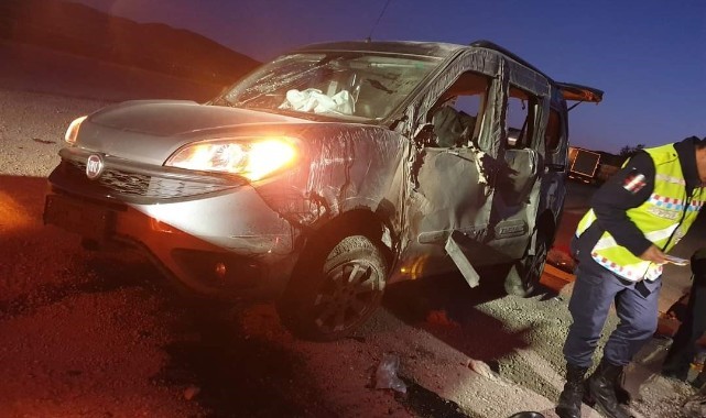 Hafif ticari araç devrildi: 5 yaralı