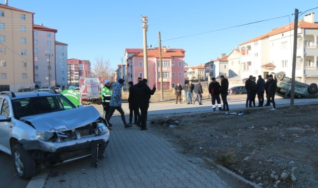 Hafif ticari araç ile otomobil çarpıştı: 2 yaralı