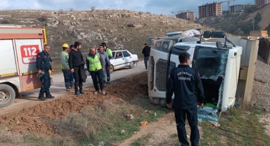 Hafriyat yüklü kamyon devrildi: 1 yaralı