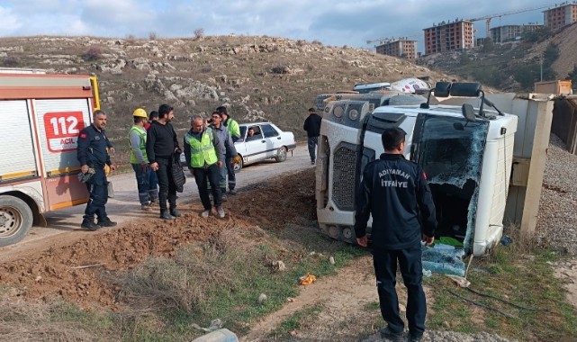 Hafriyat yüklü kamyon devrildi: 1 yaralı