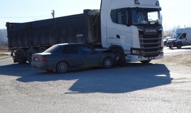 Hisarcık’ta tır ile otomobil çarpıştı: yaralılar var