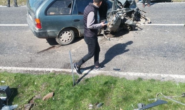 İki otomobil kafa kafaya çarpıştı: 1 ölü, 3 yaralı