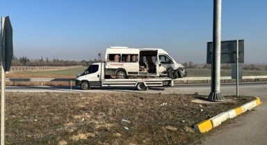 İşçi servisi ile kamyonet çarpıştı: 8 yaralı