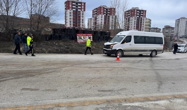 İşçi servisi ile otomobil çarpıştı: 6 yaralı