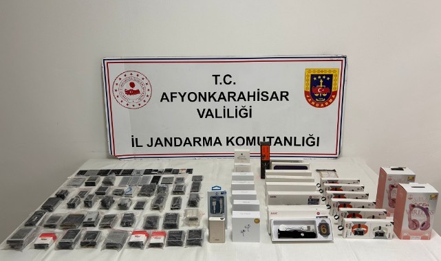 Kaçak telefon aksesuarları ele geçirildi